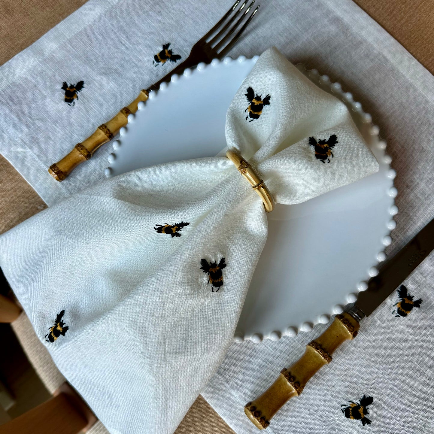 Servet Queen B met geborduurde bijtjes, 45x45, set van 2