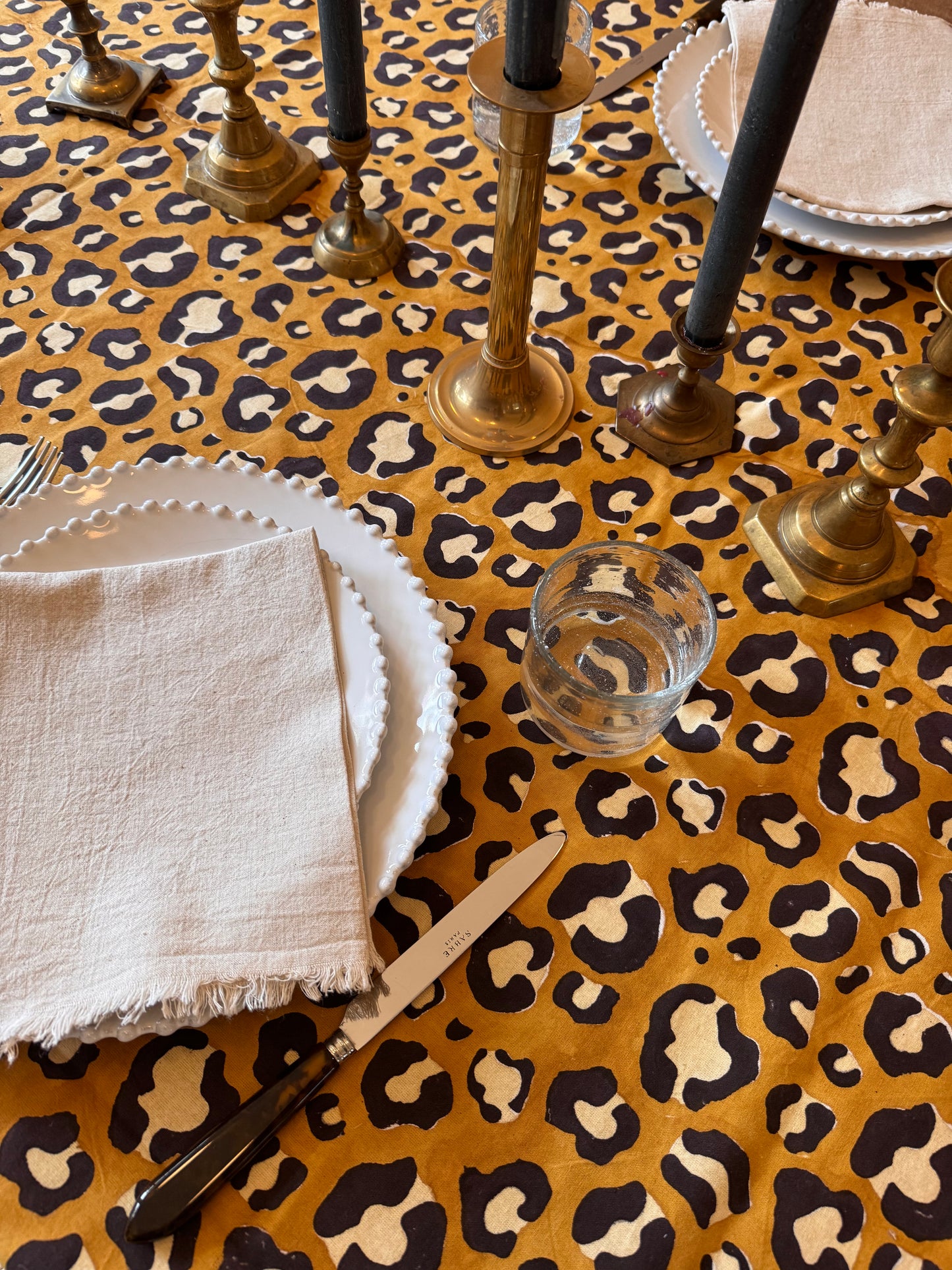Tafelkleed Leopard Love, luipaard print in okergeel