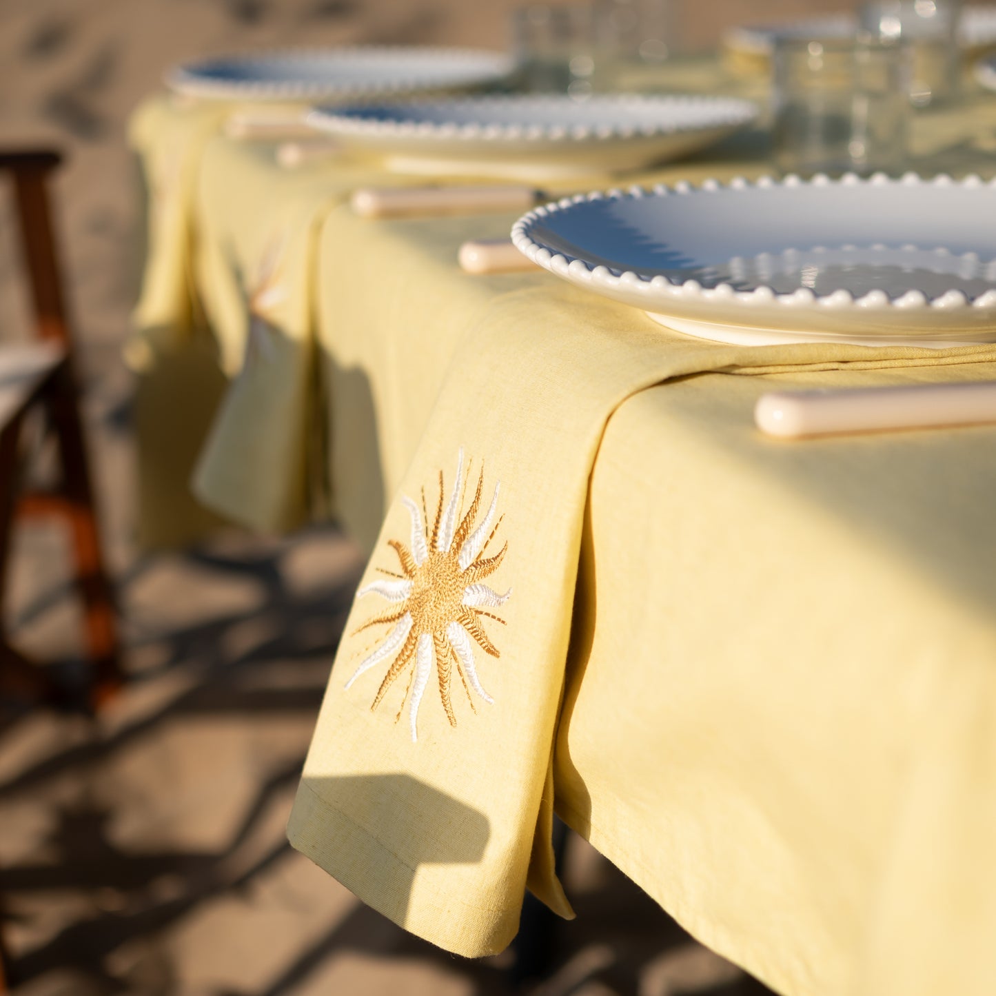 Geel servet met borduursel van een zon