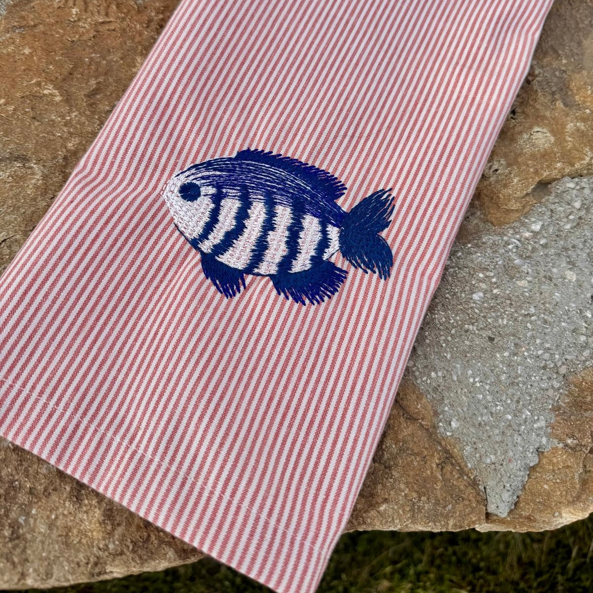 Servet rood/wit gestreept met geborduurde vis - Petit Poisson set van 2