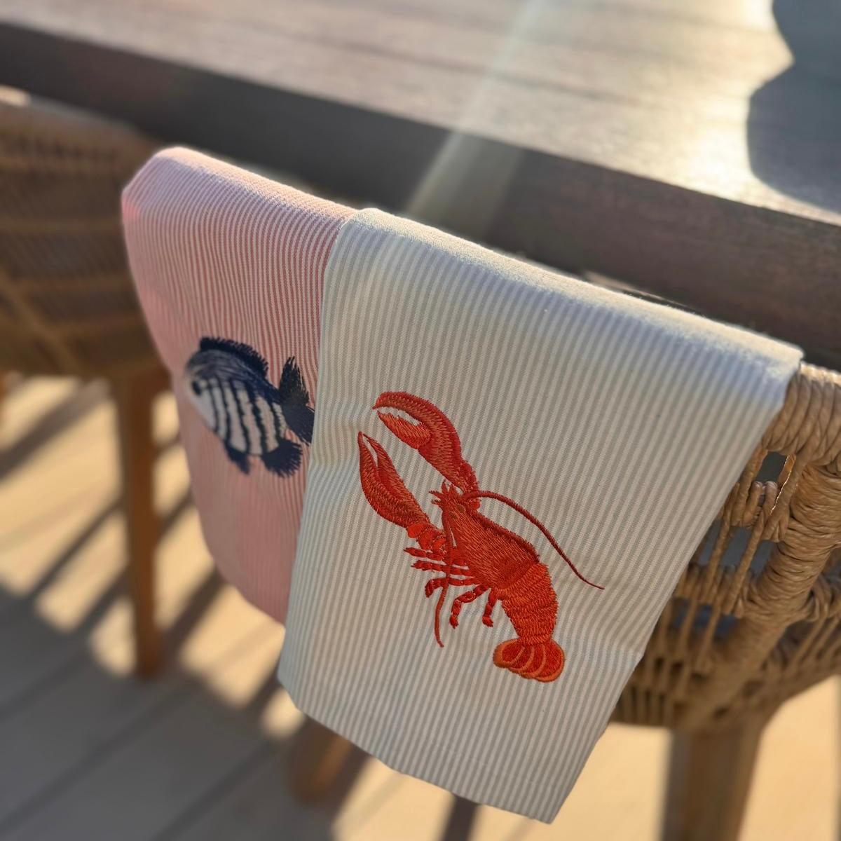Servet lichtblauw/wit gestreept met geborduurde kreeft - Fresh Lobster set van 2