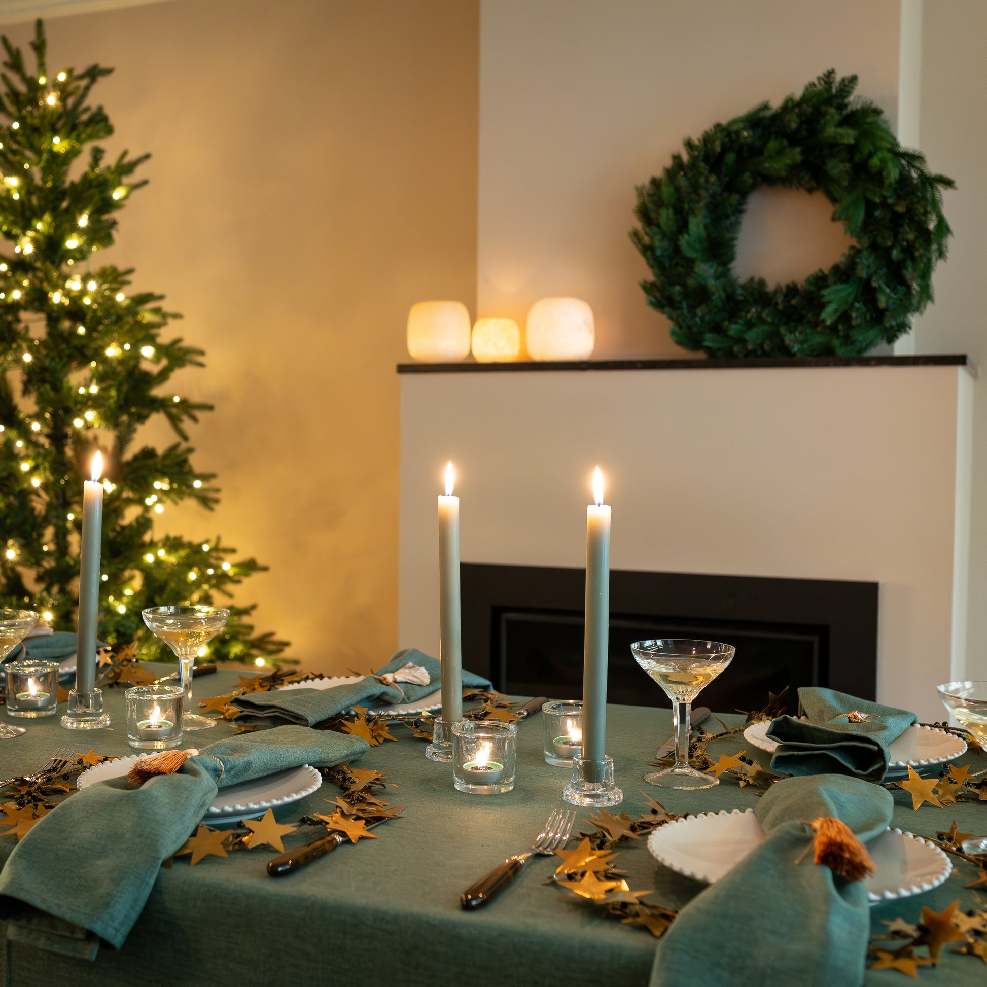 Groene Kersttafel met Gouden Accenten