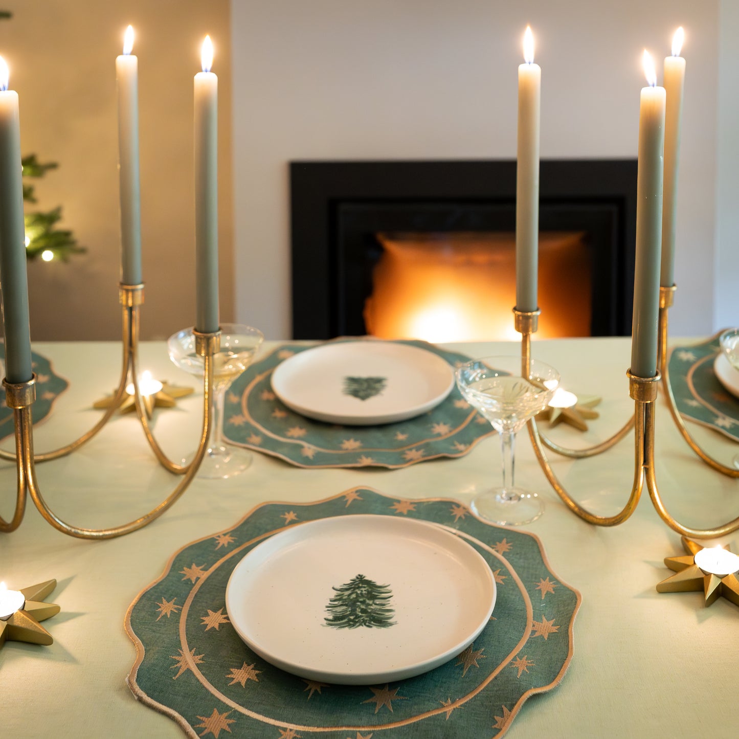 Kersttafel Voor de Haard Lichtgroen Tafelkleed En Donkergroene Placemant Met Sterren