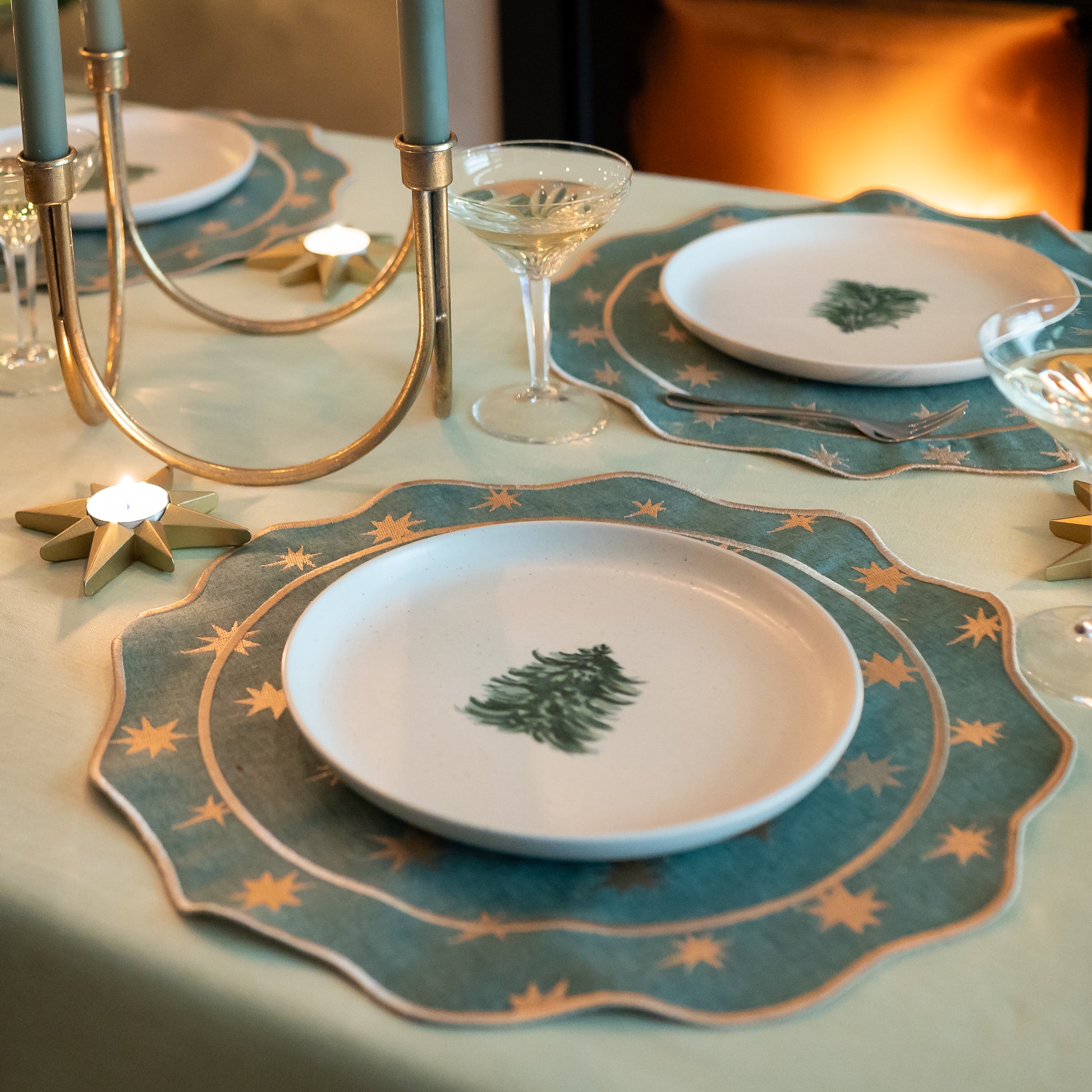 Kersttafel Met Donkergroen Placemat Met Sterren En Kerstboom Bordjes Costa Nova