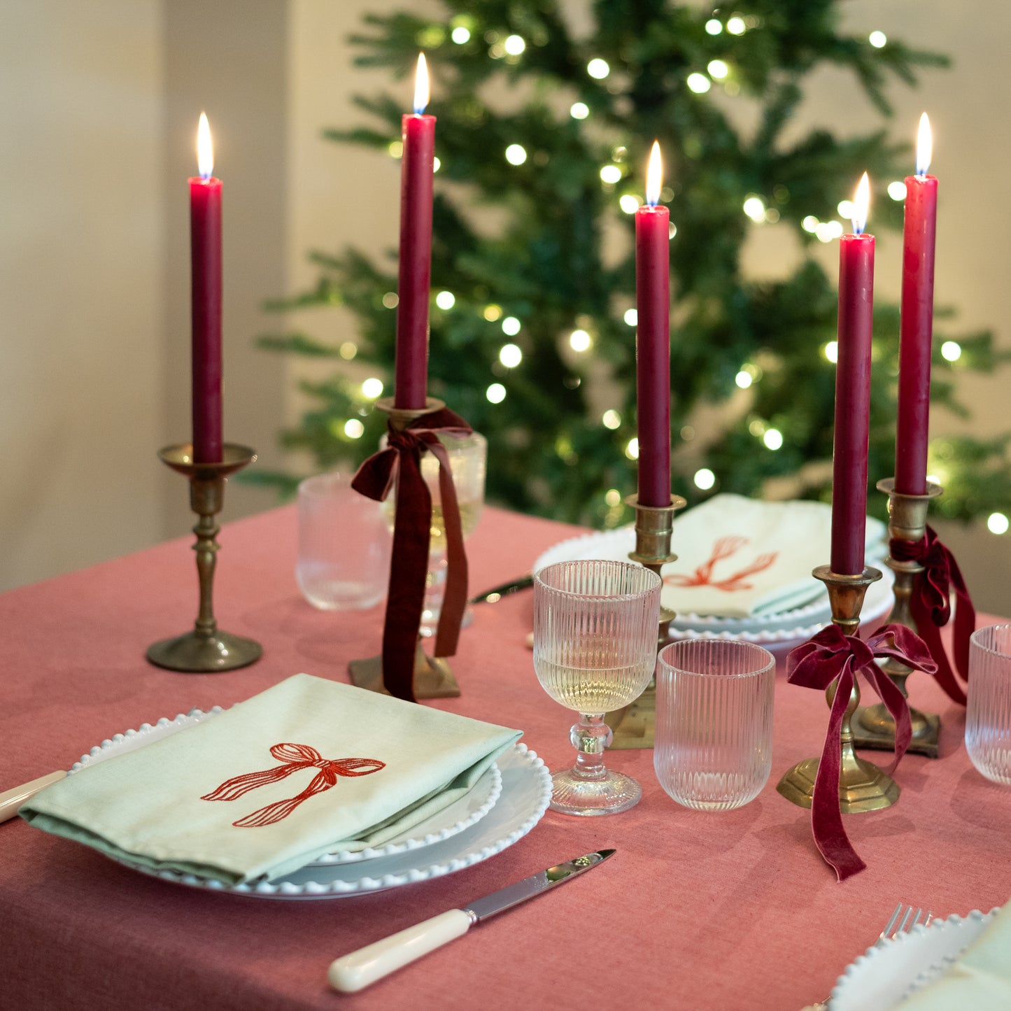 Tafelkleed Rood Rouge Met Lichtgroene Servetten Met Rode Strik Borduursel
