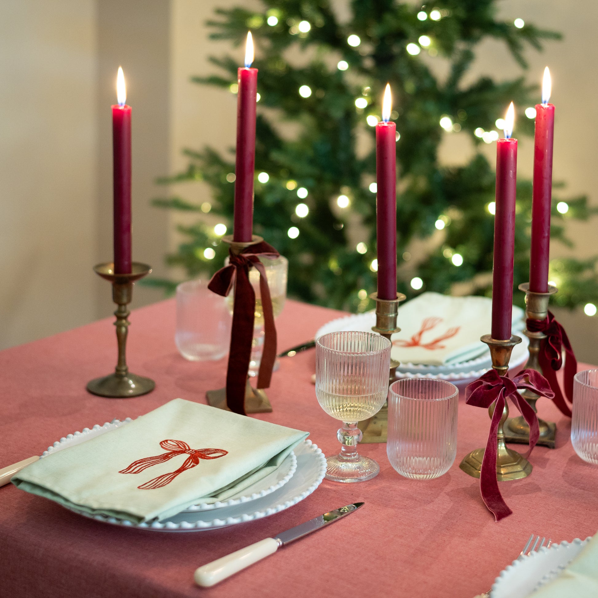 Tafelkleed Rood Rouge Met Lichtgroene Servetten Met Rode Strik Borduursel