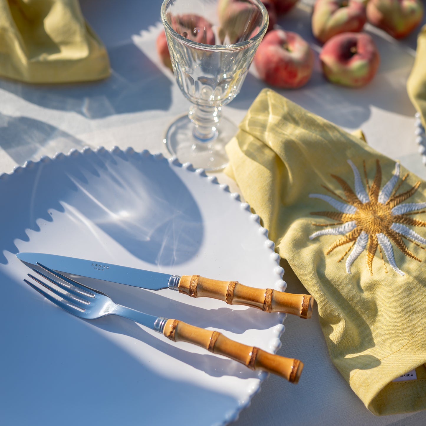 Bamboo bestek van Sabre Paris op bord