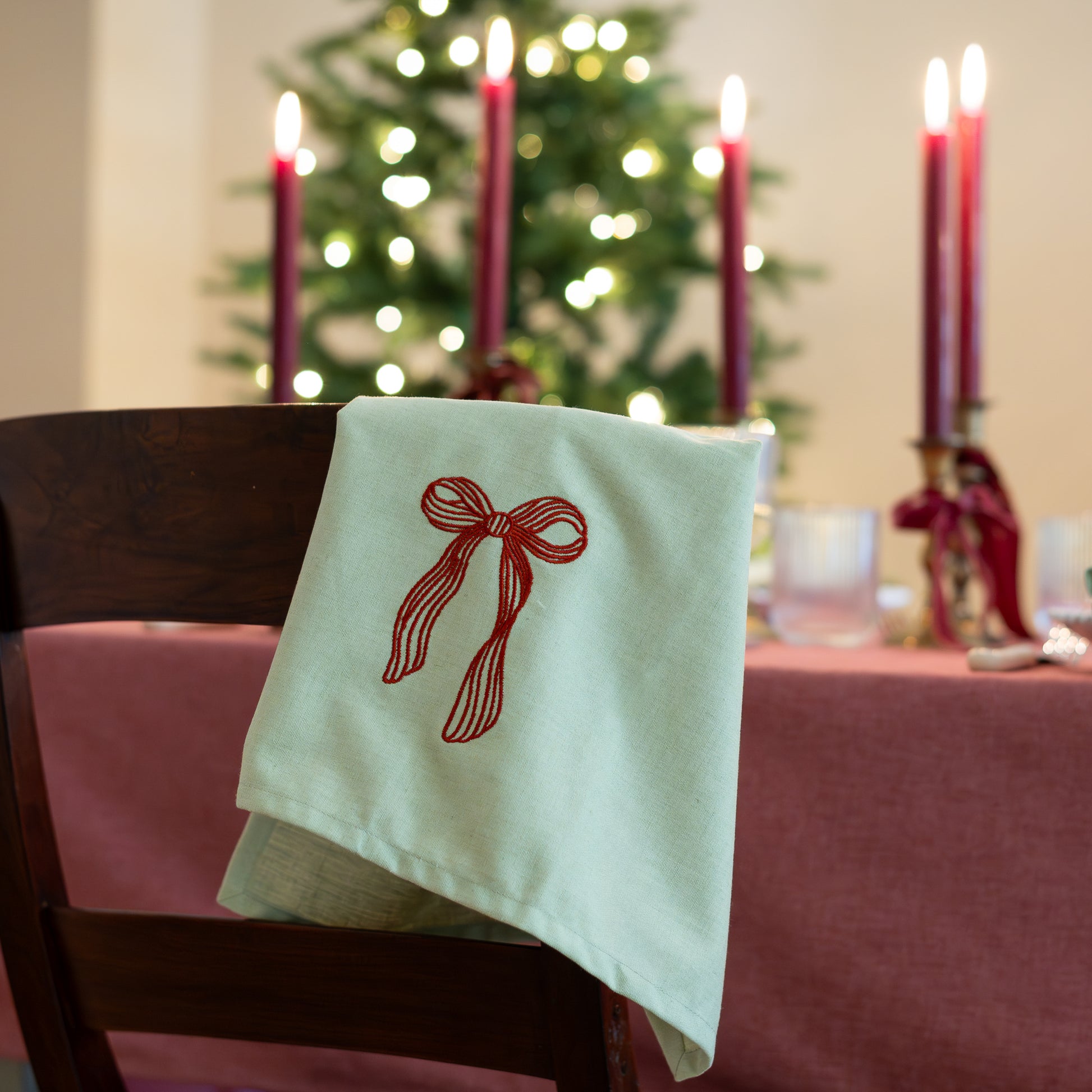 Lichtgroen Servet Over Stoel Gehangen Met Strik Borduring