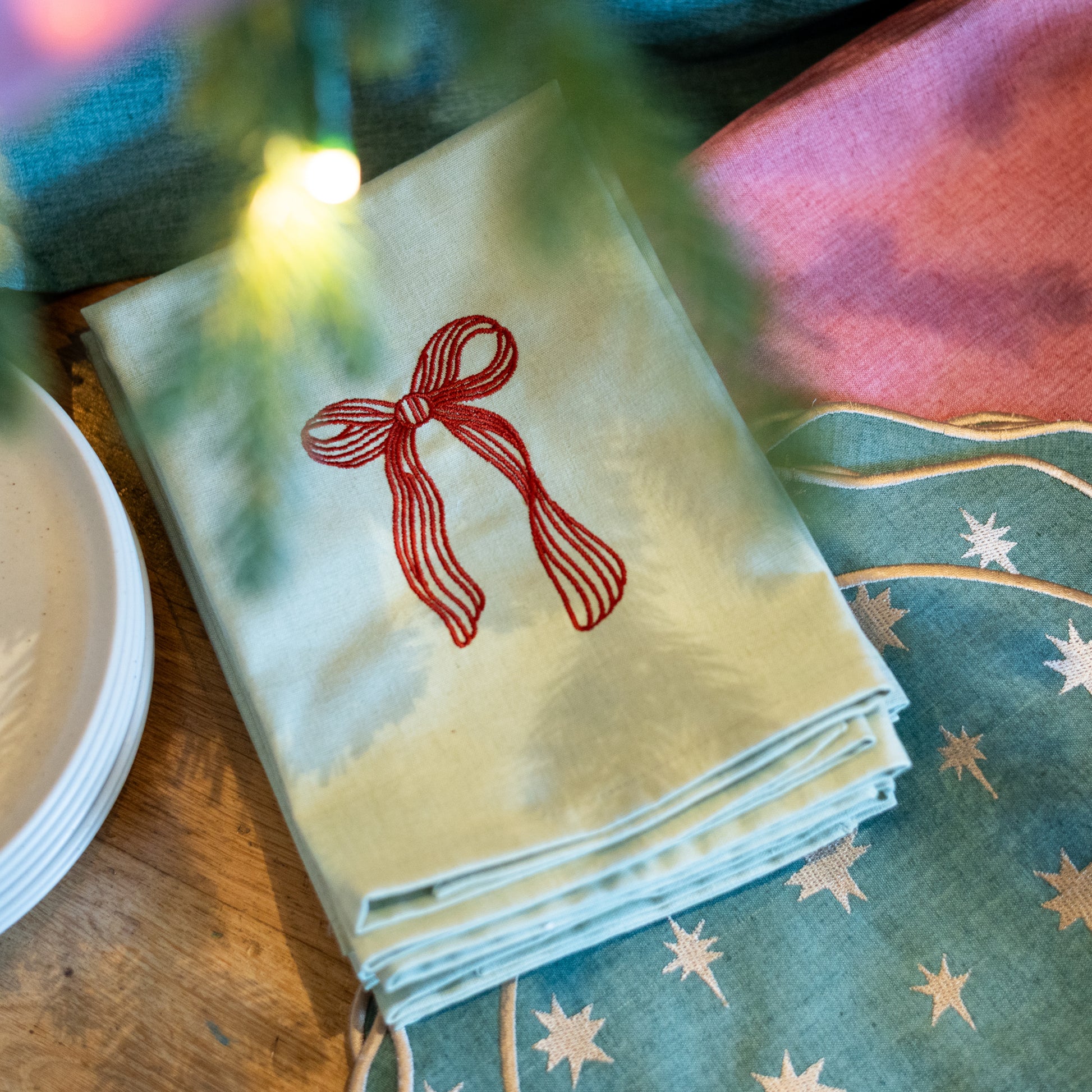 Lichtgroen Servet Met Rode Strik Geborduurd