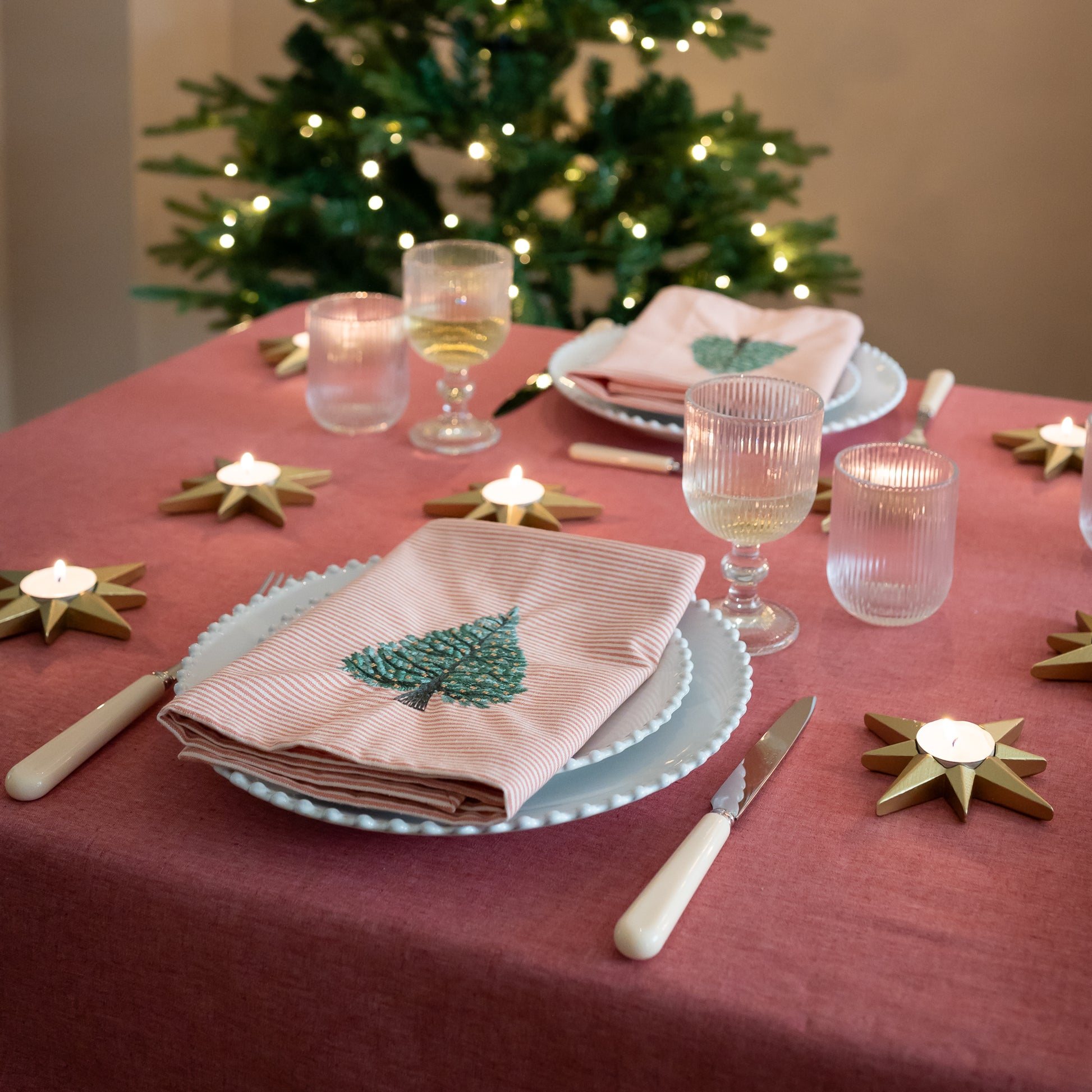 Rood Kersttafelkleed Met Geborduurde Servet Met Kerstboom