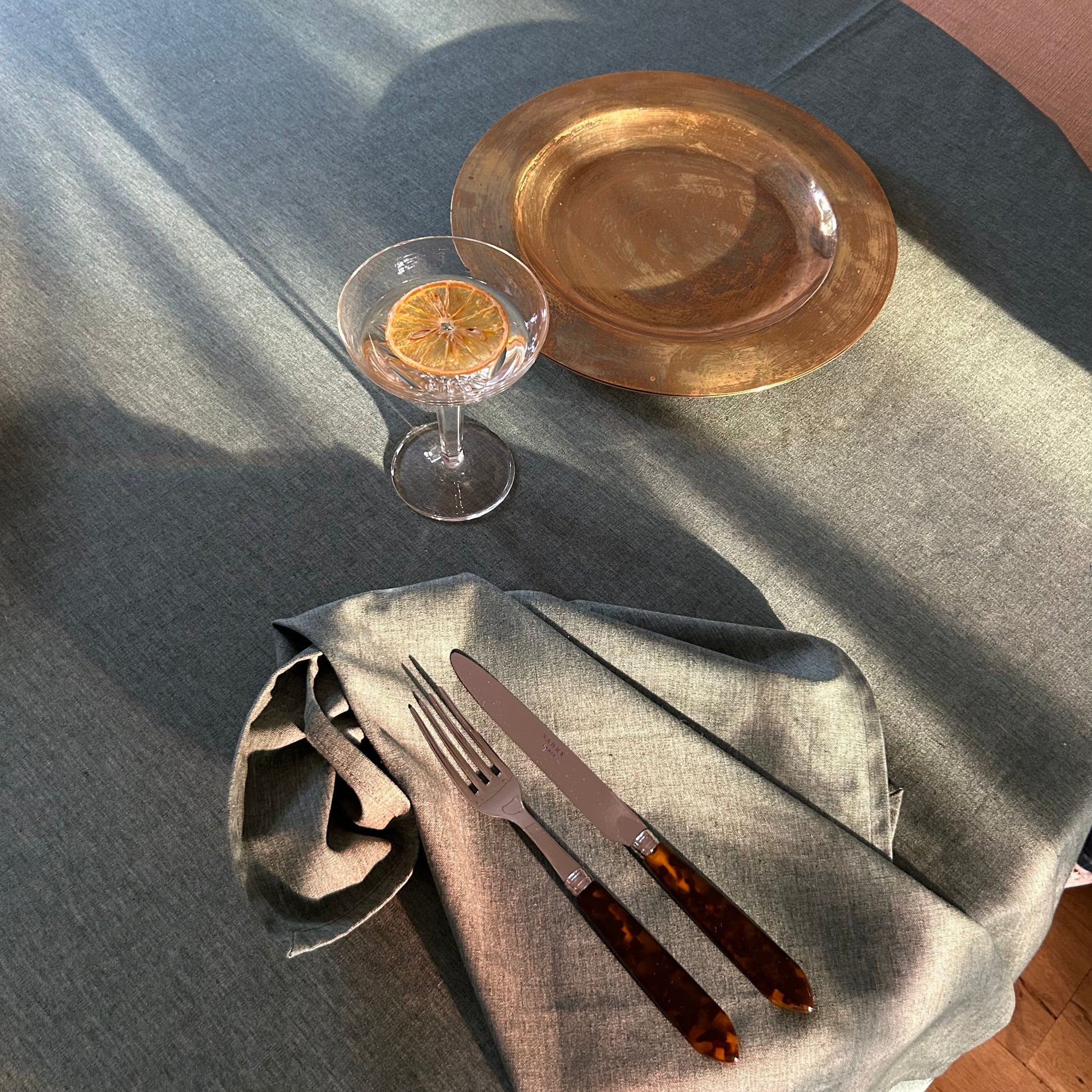 Tafel Met Tortoise Bestek Schildpadprint van Sabre Paris